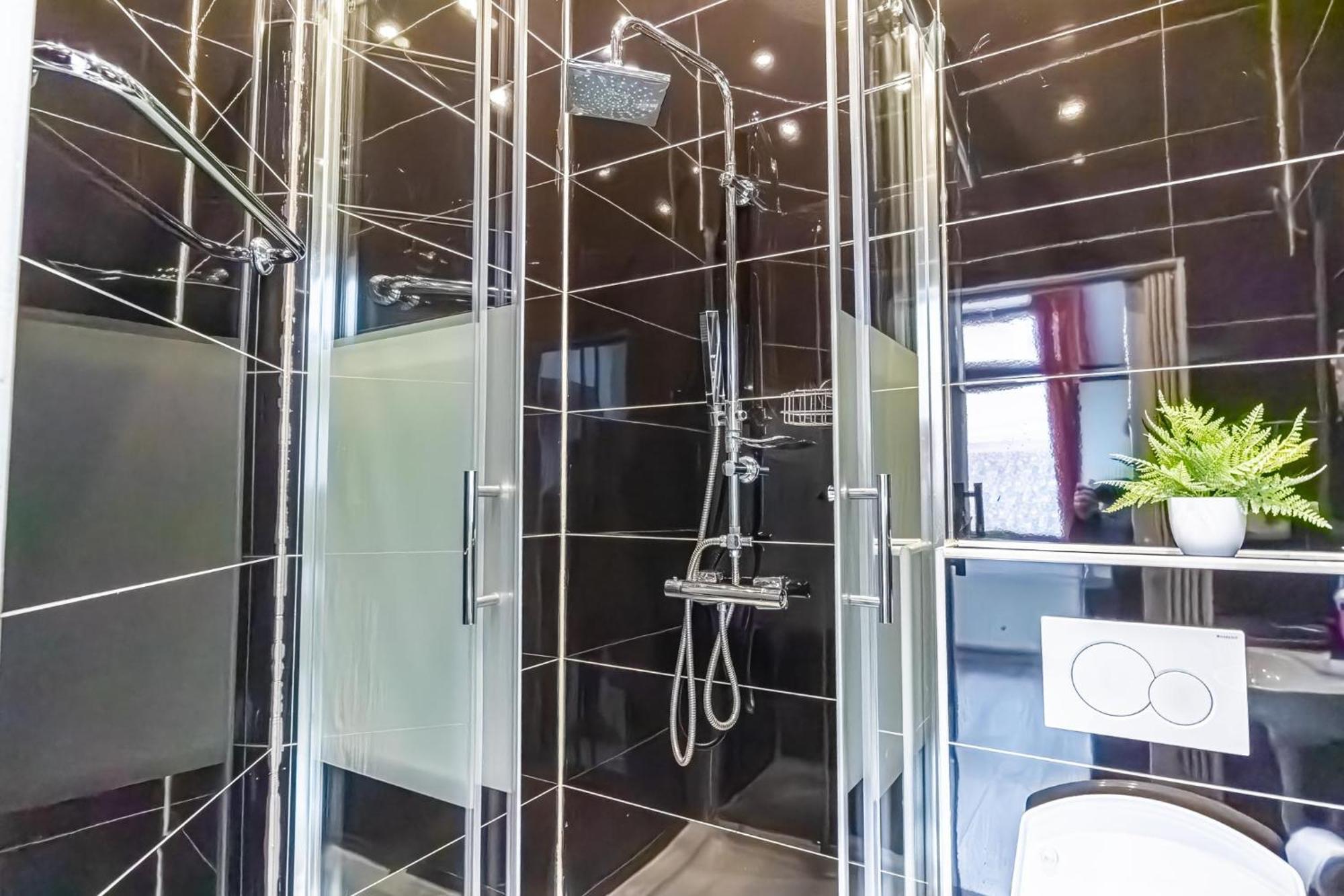 Modern Apartment Suitable For Longstays Wina Bagian luar foto