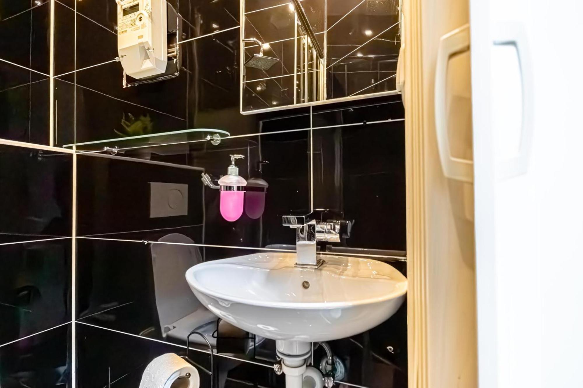 Modern Apartment Suitable For Longstays Wina Bagian luar foto